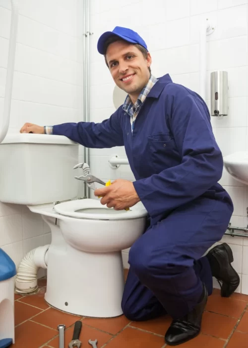 bom-olhando-encanador-reparando-banheiro