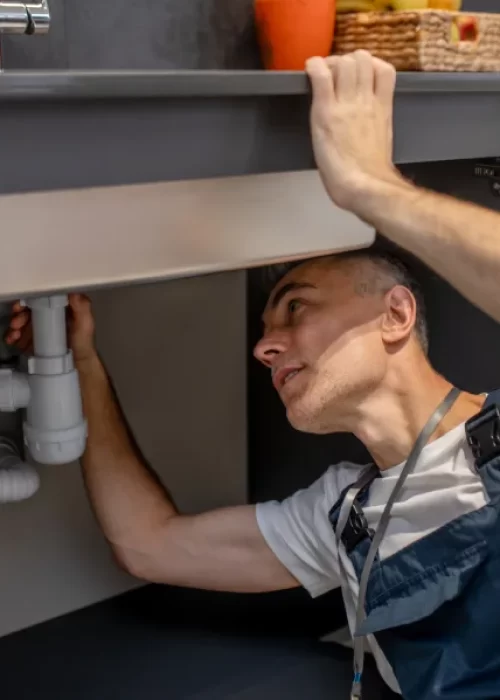 reparo-de-encanador-homem-de-meia-idade-atento-experiente-examinando-o-fundo-da-pia-da-cozinha (6)